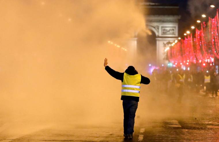 "GILETS JAUNES": ENQUÊTE OUVERTE POUR VIOLENCES SUR DES POLICIERS À PARIS