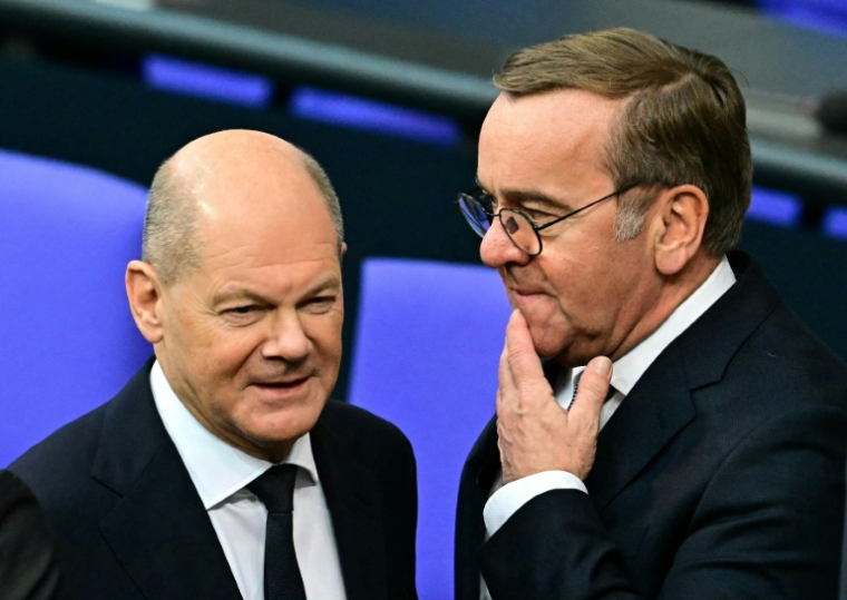 Le chancelier allemand Olaf Scholz et le ministre allemand de la Défense Boris Pistorius au Bundestag, chambre basse du parlement allemand, à Berlin, en Allemagne, le 13 novembre 2024  ( AFP / Tobias SCHWARZ )