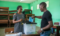 Un électeur dépose son bulletin de vote lors du référendum sur une nouvelle Constitution au Gabon, à Libreville le 16 novembre 2024 ( AFP / NAO MUKADI )