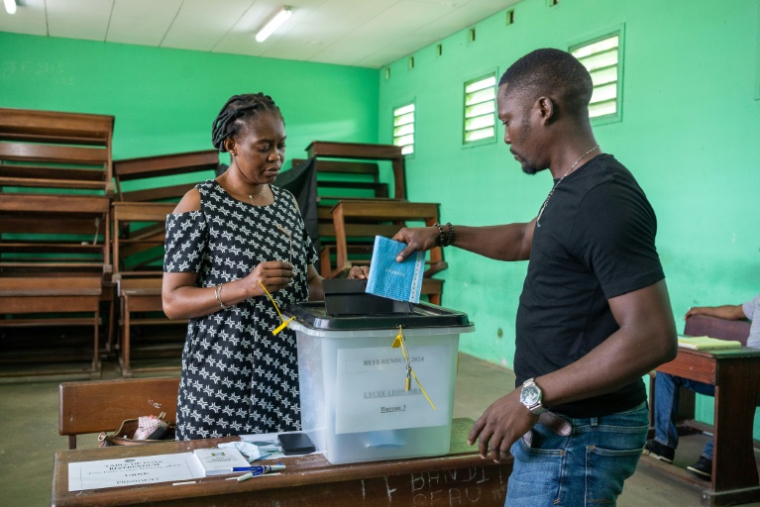 Un électeur dépose son bulletin de vote lors du référendum sur une nouvelle Constitution au Gabon, à Libreville le 16 novembre 2024 ( AFP / NAO MUKADI )