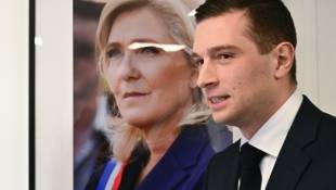 Le président du Rassemblement National et principal candidat du RN aux élections européennes Jordan Bardella devant une photo de Marine Le Pen, à Paris le 25 avril 2024 ( AFP / MIGUEL MEDINA )