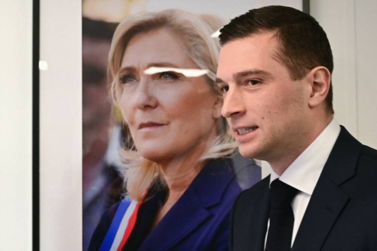 Le président du Rassemblement National et principal candidat du RN aux élections européennes Jordan Bardella devant une photo de Marine Le Pen, à Paris le 25 avril 2024 ( AFP / MIGUEL MEDINA )