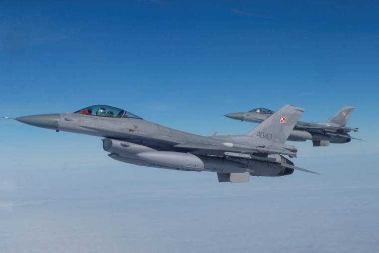 Photo d'archives des F-16 volent en Pologne