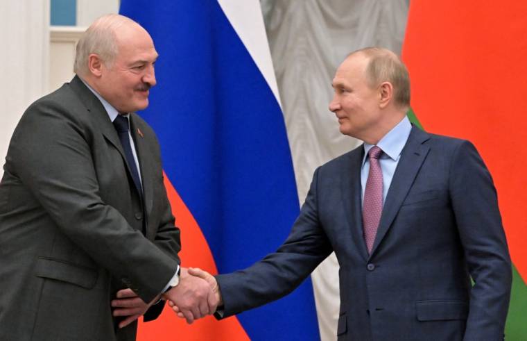 Les présidents biélorusse et russe Alexandre Loukashenko et Vladimir Poutine à Moscou, en Russie, le 18 février 2022. ( Sputnik / SERGEI GUNEYEV )
