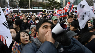 Des soutiens de Yoon Suk Yeol se rassemblent devant un tribunal de Séoul où le président sud-coréen suspendu comparaît lors d'une audience sur la demande de prolongation de sa détention, le 18 janvier 2025 ( AFP / ANTHONY WALLACE )