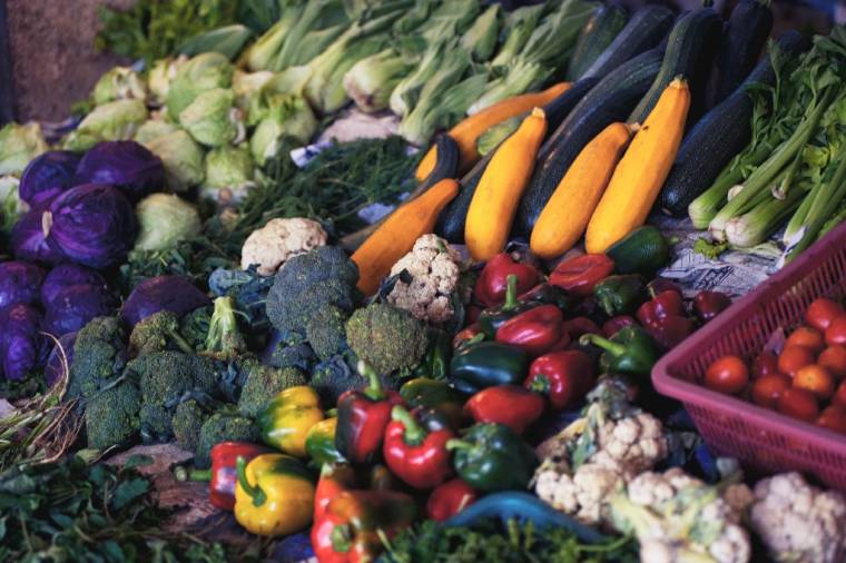 Fruits et légumes bio: la grande distribution impose-t-elle vraiment des surmarges? (Crédit Photo: Alexandr Podvalny - Unsplash)