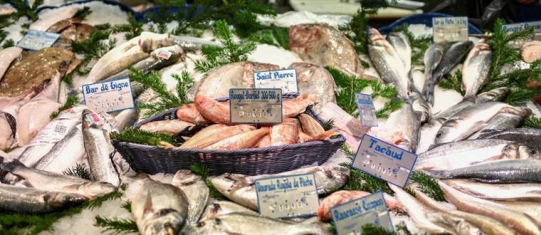 Si les Français consomment beaucoup de poissons à l'extérieur, ils en mangent rarement à leur domicile. © STEPHANE DE SAKUTIN / AFP