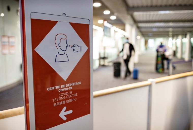 Un panneau indiquant une zone de de dépistage Covid à l'aéroport Charles de Gaulle de Roissy, le 25 avril 2021. ( POOL / IAN LANGSDON )