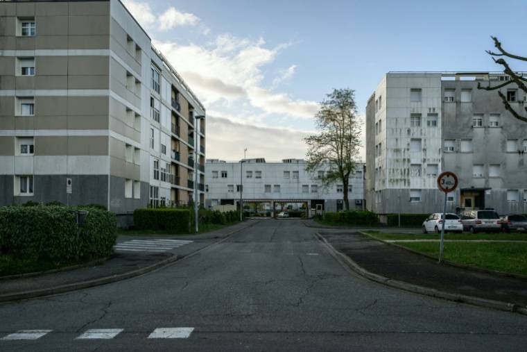 Des immeubles du quartier de la Monnaie où un adolescent de 15 ans a été poignardé, le 10 avril 2024 à Romans-sur-Isère, dans la Drôme ( AFP / JEFF PACHOUD )