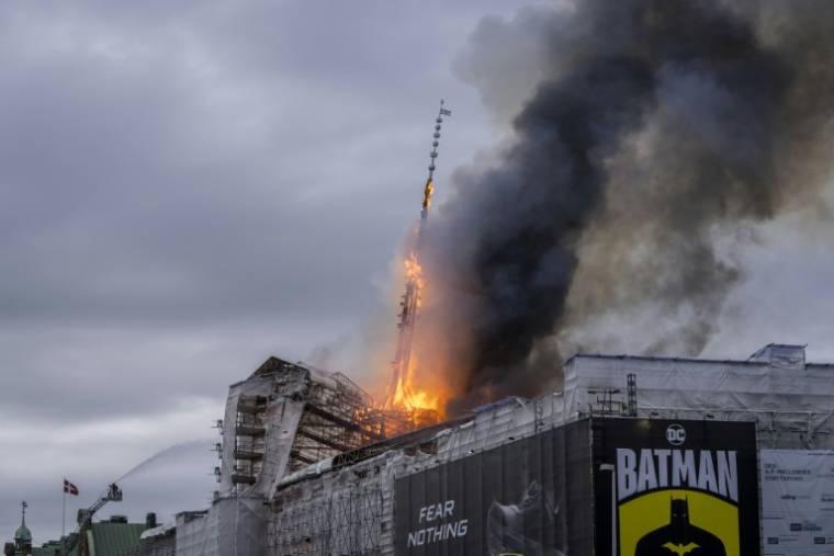 La flèche de l'ancienne Bourse de Copenhague détruite par un incendie, le 16 avril 2024 ( Ritzau Scanpix / Ida Marie Odgaard )