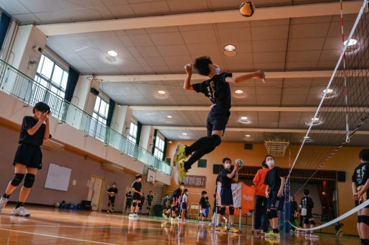 Des jeunes joueurs lors d'une séance d'entraînement d'un club de volley-ball à Tokyo, le 13 avril 2024 ( AFP / Richard A. Brooks )