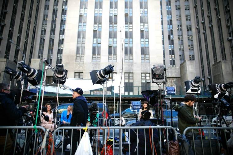 Des médias devant le tribunal de Manhattan où Donald Trump est jugé, le 16 avril 2024 ( AFP / Kena Betancur )