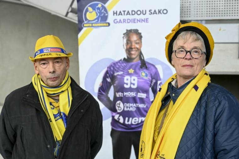 Dominique (à gauche) et Solange Hardouin, un couple de supporters des Dragonnes de Metz Handball le 9 mars 2024 à Metz ( AFP / Jean-Christophe Verhaegen )