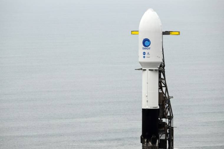 Le satellite franco-américain SWOT sur le pas de tir de la fusée Falcon de SpaceX, le 15 décembre 2022 à la base Vandenberg, en Californie ( AFP / Patrick T. Fallon )