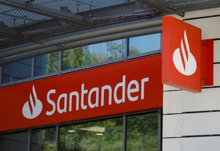 Le logo de Santander est vu à Varsovie