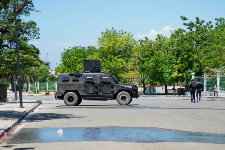 Un véhicule de police en position près du palais national, le 2 avril 2024 à Port-au-Prince, en Haïti ( AFP / Clarens SIFFROY )