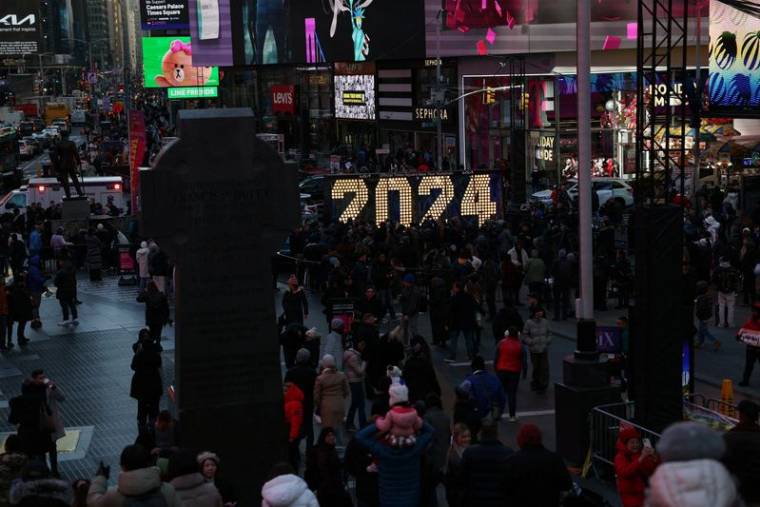 Les chiffres "2024" arrivent pour les célébrations du réveillon du Nouvel An 2024 à Times Square, à New York.