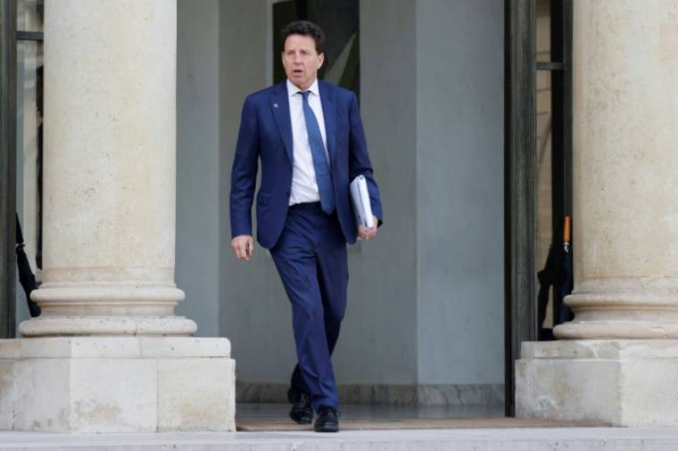 Le président du Medef, Geoffroy Roux de Bézieux, quitte le palais de l'Elysée à Paris, le 18 avril 2023 ( AFP / Ludovic MARIN )