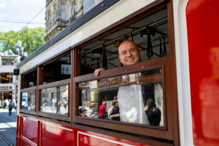 Le directeur des transports électriques d'Istanbul Ali Tugrul Kucukalioglu dans le tram emblématique de la ville, en Turquie le 15 mai 2024 ( AFP / Yasin AKGUL )