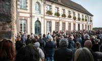 Le 30 septembre 2023, plusieurs centaines de personnes se sont réunies à Conches-en-Ouche (Eure) pour rendre hommage à une fillette de trois ans, morte dans la commune après des violences présumées de la part de sa mère et son beau-père ( AFP / LOU BENOIST )
