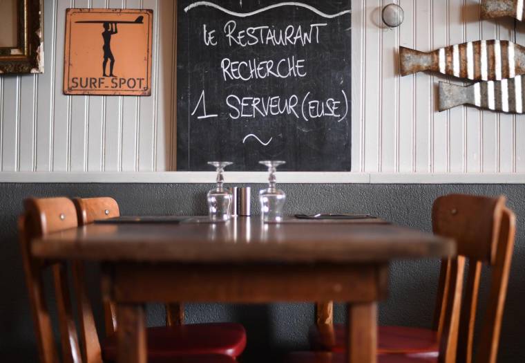 Un restaurant à la recherche de serveurs, le 25 mai 2022, à Plouezoc'h. ( AFP / FRED TANNEAU )