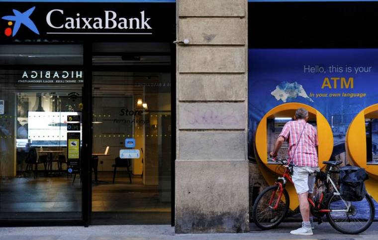Un guichet automatique Caixabank à Barcelone