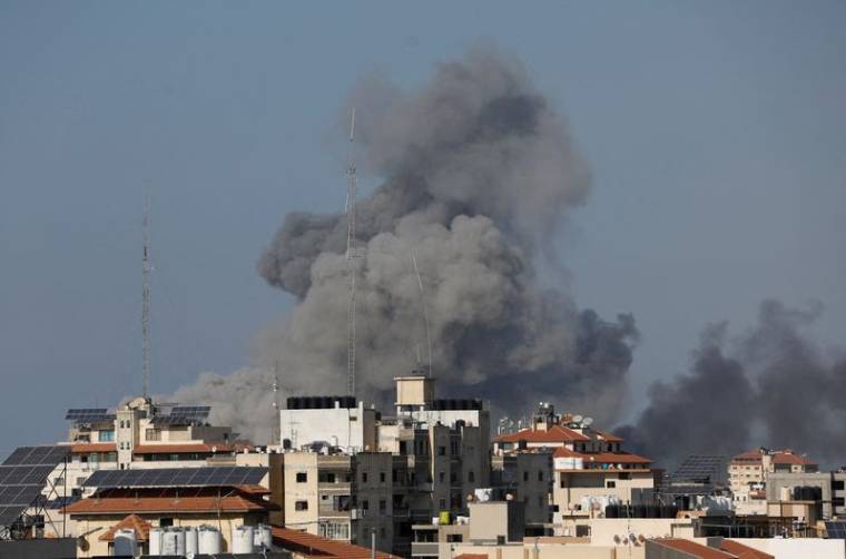 La fumée s'élève à la suite des frappes israéliennes à Gaza