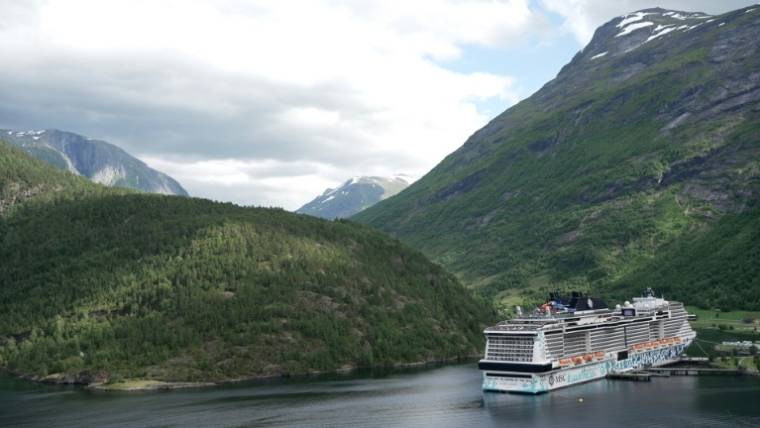 Un bateau de croisière dans le fjord de Geiranger, le 25 juin 2024 en Norvège ( AFP / Olivier FENIET )