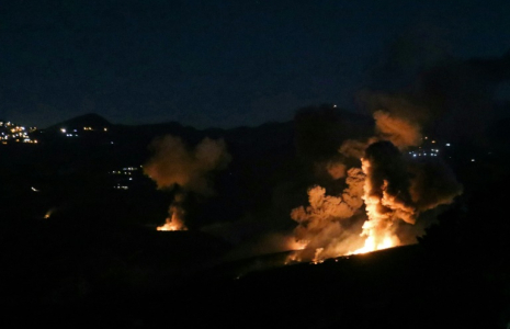 Des flammes s'élèvent, le 19 septembre 2024, du village de Mahmoudiyeh, à la frontière sud du Liban, théâtre d'une frappe israélienne ( AFP / Rabih DAHER )