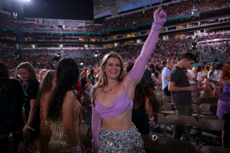 Des fans de Taylor Swift lors d'un concert à Miami Gardens, en Floride, le 18 octobre 2024 ( AFP / CHANDAN KHANNA )