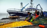 Des pêcheurs préparent leurs filets à Peterhead, le 7 septembre 2023 en Ecosse ( AFP / Andy Buchanan )