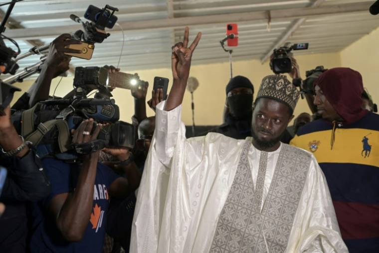 Le désormais président élu du Sénégal, Bassirou Diomaye Faye (c), dans un bureau de vote, le 24 mars 2024 à Ndiandiaye ( AFP / SEYLLOU )