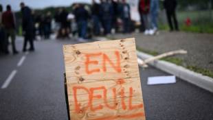 Des membres du personnel pénitentiaire lors d'une manifestation devant le centre pénitentiaire de Lutterbach-Mulhouse (Haut-Rhin), le 15 mai 2024 ( AFP / SEBASTIEN BOZON )