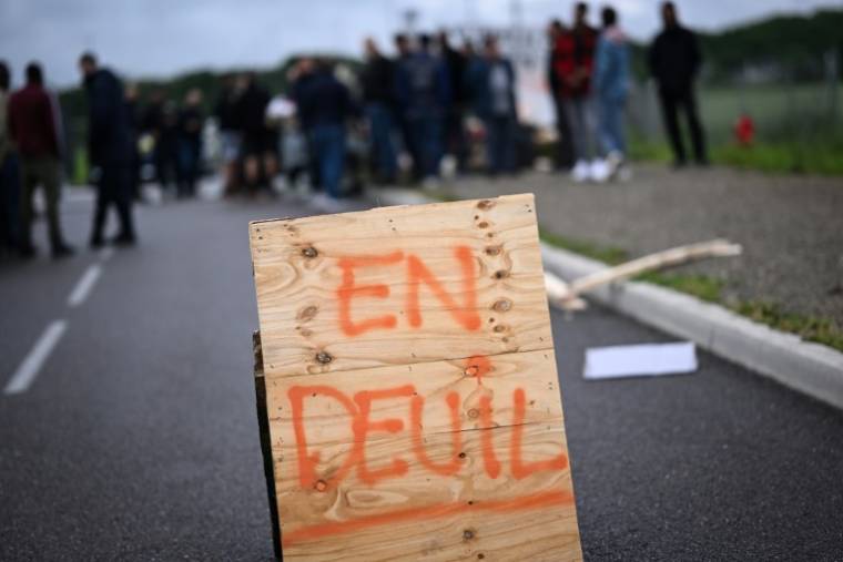 Des membres du personnel pénitentiaire lors d'une manifestation devant le centre pénitentiaire de Lutterbach-Mulhouse (Haut-Rhin), le 15 mai 2024 ( AFP / SEBASTIEN BOZON )