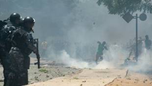 Des partisans de l'opposant sénégalais Ousmane Sonko lancent des pierres en direction des forces de l'ordre le 1er juin 2023, à Dakar ( AFP / GUY PETERSON )