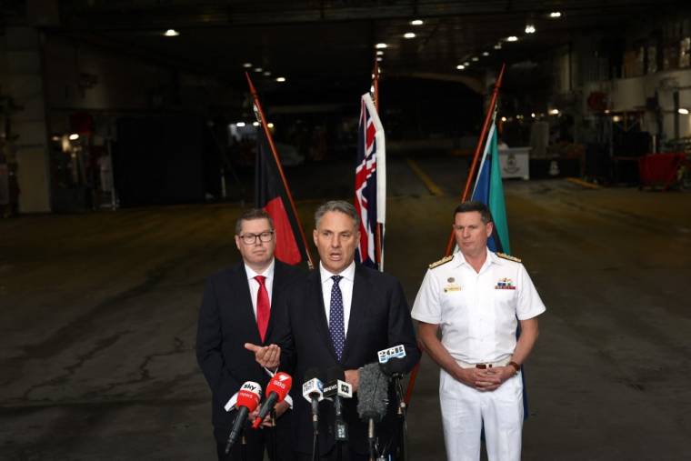 Au centre, le ministre australien de la Défense Richard Marles s'exprime à côté de Pat Conroy (à gauche), ministre australien de l'industrie de la défense, et de Mark Hammond, chef de la marine australienne, lors d'une conférence de presse à Sydney, le 20 février 2024. ( AFP / DAVID GRAY )