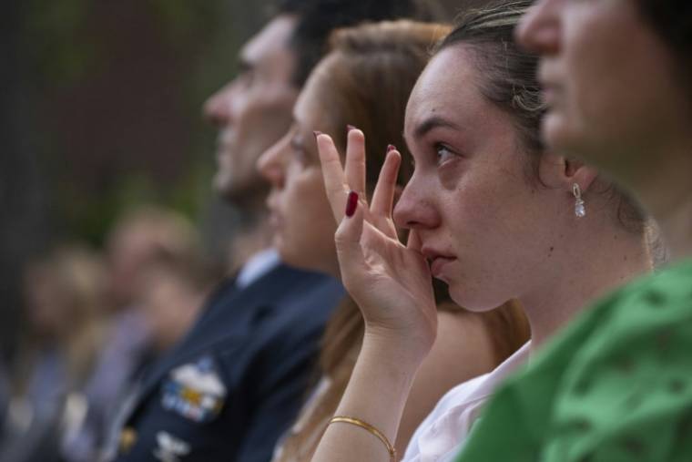 Une femme pleure parmi le public qui assiste à une représentation de la troupe des Forces culturelles de l'armée ukrainienne, à Washington, aux Etats-Unis, le 21 mai 2024 ( AFP / ROBERTO SCHMIDT )
