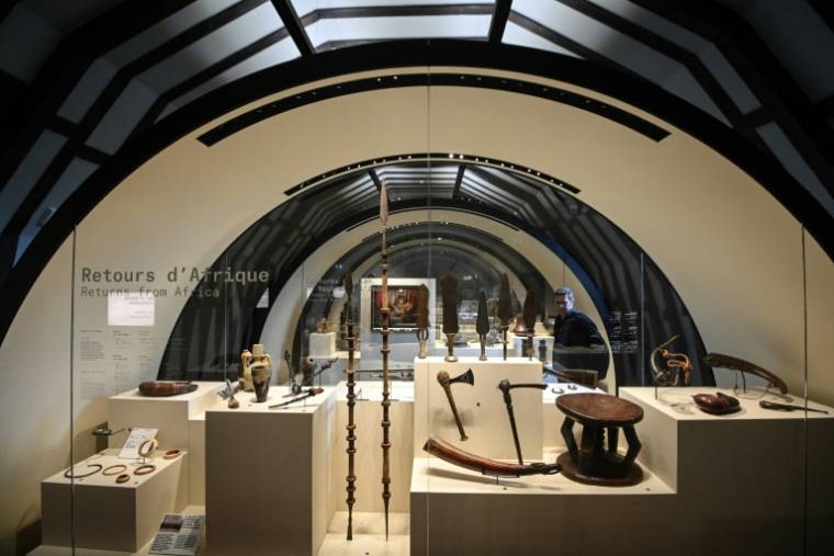 Des objets anciens africains exposés au musée Dobrée à Nantes, le 15 mai 2024 en Loire-Atlantique ( AFP / Sebastien SALOM-GOMIS )