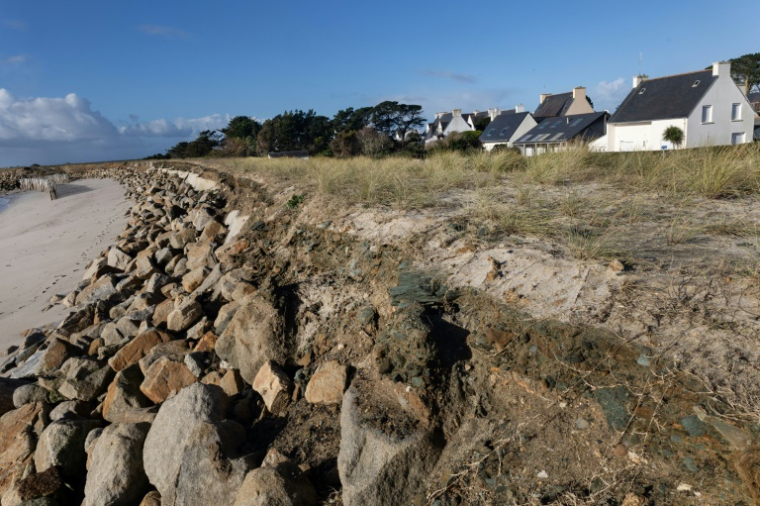 La dune érodée et les maisons en arrière-plan menacées par la submersion marine et l'érosion à Treffiagat, dans le Finistère, le 19 décembre 2024 ( AFP / FRED TANNEAU )