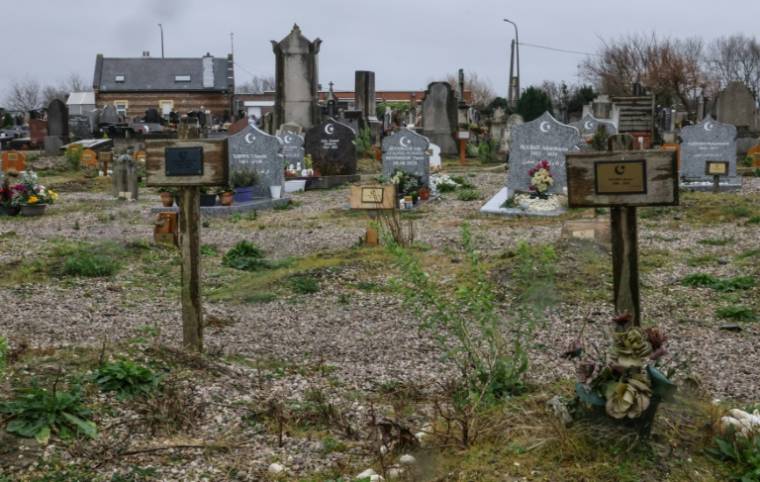 Des tombes au cimetière de Calais, le 19 décembre 2023 dans le Pas-de-Calais ( AFP / Denis CHARLET )