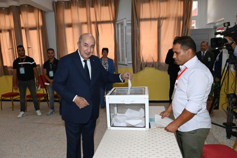 Le président algérien sortant Abdelmadjid Tebboune en train de voter lors de l'élection présidentielle à laquelle il est candidat, le 7 septembre 2024 ( ALGERIAN PRESIDENCY FACEBOOK PAGE / - )