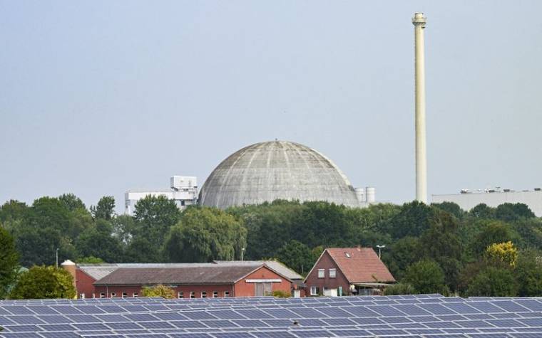 Vue générale d'un parc solaire en face de la centrale nucléaire d'Unterweser