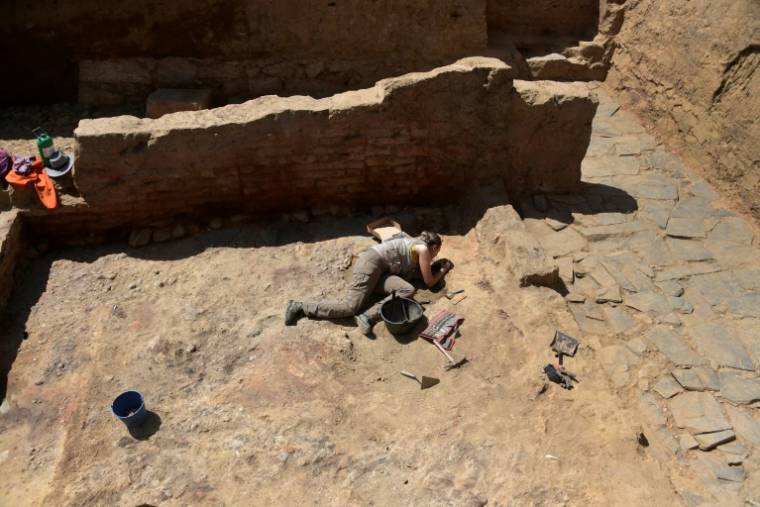 Une archéologue travaille sur le site tartessien Casas de Turunuelo à Guarena, dans la région de l'Estrémadure, le 17 avril 202 en Espagne ( AFP / CRISTINA QUICLER )