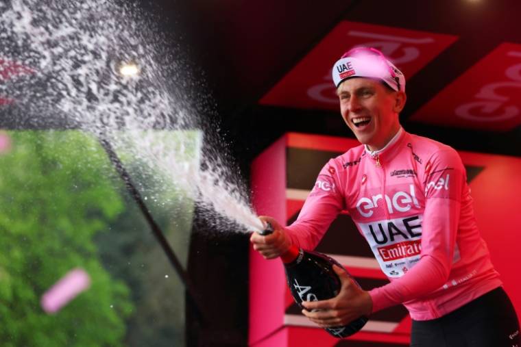 Le Slovène Tadej Pogacar avec le maillot rose de leader du Tour d'Italie après sa victoire dans la 2e étape entre San Francesco al Campo et le sanctuaire d'Oropa le 5 mai 2024 ( AFP / Luca Bettini )