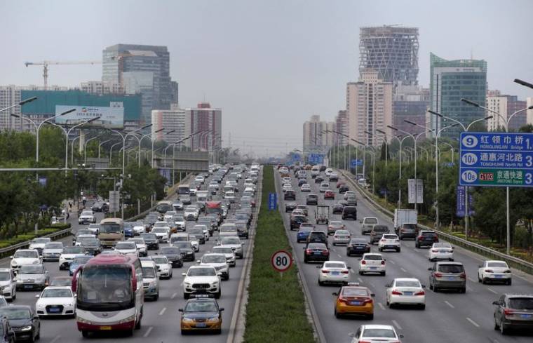 Des voitures circulent à l'heure de pointe du matin à Pékin