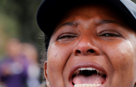 Une femme pleure lors d'une manifestation à Quito, le 23 décembre 2024, contre la disparition de quatre jeunes lors d'une opération militaire. ( AFP / Galo Paguay )