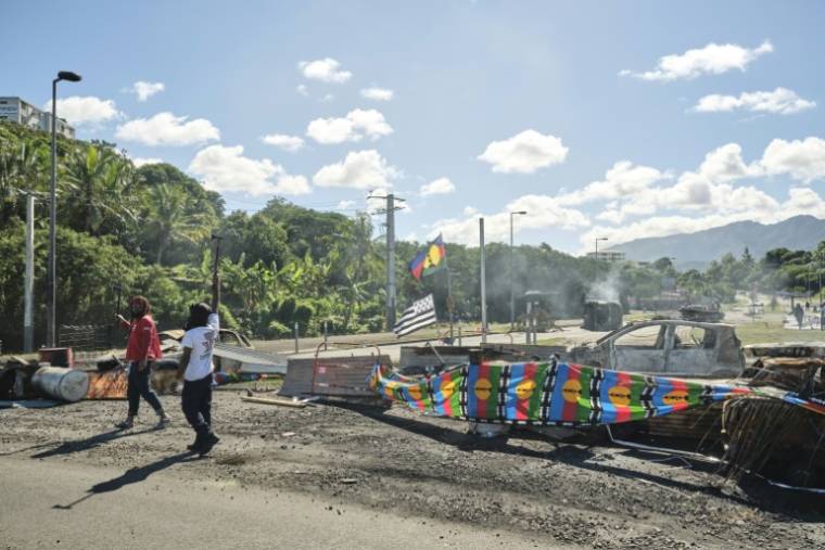 Sur un barrage indépendantiste, des manifestants contrôlent l'accès à un quartier résidentiel de Nouméa, en Nouvelle-Calédonie, le 24 mai 2024 ( AFP / Theo Rouby )