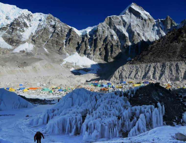 Le camp de base de Crampon Point, point de départ d'expéditions vers la périlleuse cascade de glace du Khumbu sur les pentes de l'Everest le 18 avril 2014 ( AFP / Robert KAY )