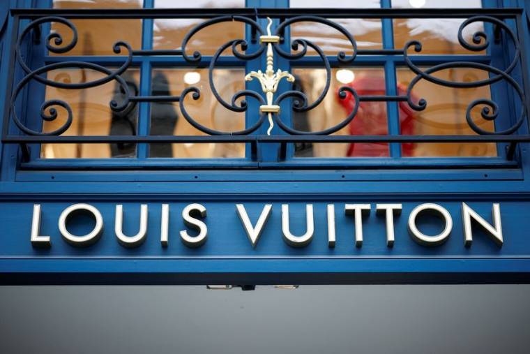 Extérieur d'une boutique de luxe Louis Vuitton de LVMH à Paris