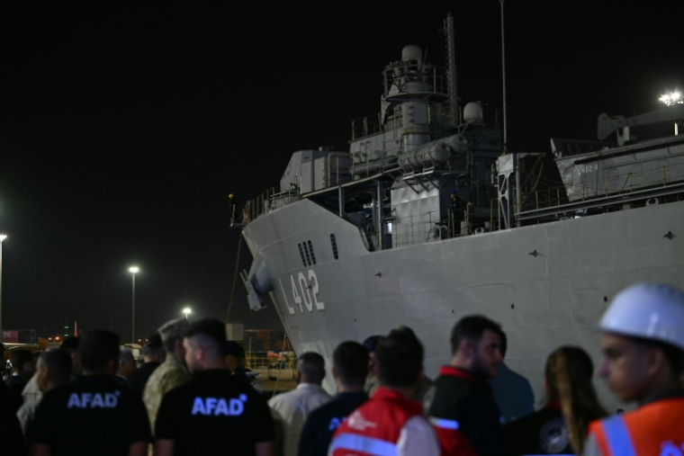 Le navire de guerre turc TCG L402 Bayreaktar au port de Mersin avec à son bord des citoyens turcs évacués du Liban, le 10 octobre 2024 dans le sud de la Turquie ( AFP / OZAN KOSE )